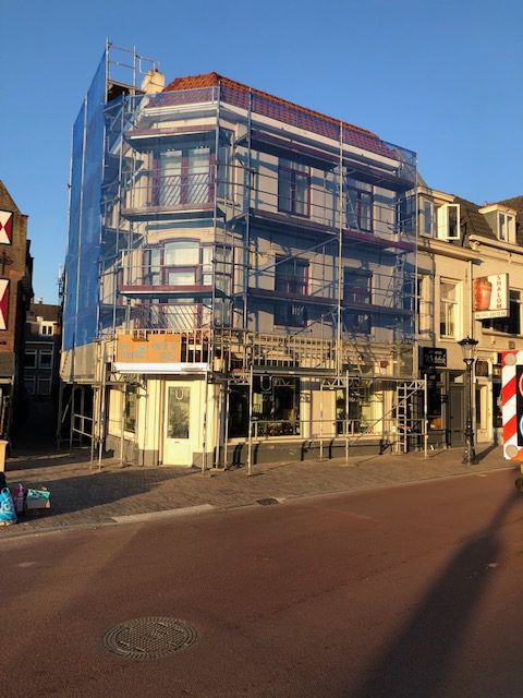Buitenschilderwerk met steigers in Utrecht