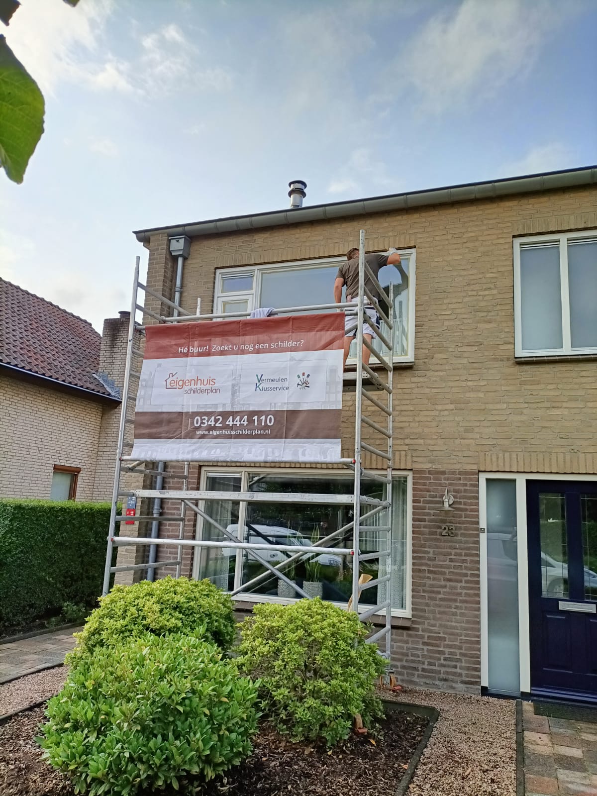 Schilderwerk in uitvoering op steiger in Utrecht